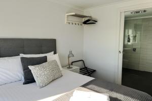Un pat sau paturi într-o cameră la BINALONG BRAE @ Bay of Fires Two bedroom both with ensuites