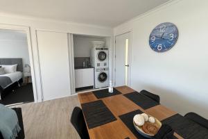 Un pat sau paturi într-o cameră la BINALONG BRAE @ Bay of Fires Two bedroom both with ensuites