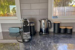 Facilități de preparat ceai și cafea la BINALONG BRAE @ Bay of Fires Two bedroom both with ensuites