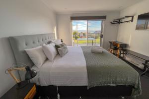 Un pat sau paturi într-o cameră la BINALONG BRAE @ Bay of Fires Two bedroom both with ensuites
