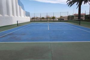 - un court de tennis avec un filet dans l'établissement Moderno piso con vista a la playa, à Puebla de Farnals