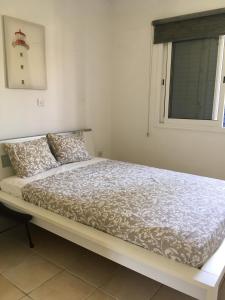 Säng eller sängar i ett rum på Limnaria Villas Kato Paphos - wonderful villa near the beach and all facilities