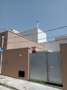 un bâtiment avec une grande porte métallique devant lui dans l'établissement AvVolta nel Salento - Room & Relax, à Torchiarolo