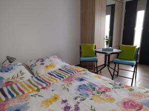 1 dormitorio con 1 cama, 2 sillas y mesa en Jaworze, en Jaworze