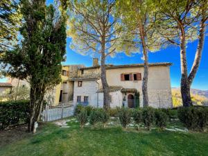 - une vue sur l'extérieur d'une maison arborée dans l'établissement Spoleto Splash Cisternasleeps 23wifiaircon - cute with beautiful garden, à Strettura