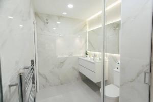 Kúpeľňa v ubytovaní Modern and luxurious -3 Bdr 2Bth- Pastor y Landero