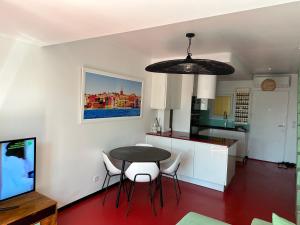 cocina y comedor con mesa y sillas en mazet proche de st Tropez, en Cogolin