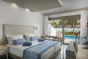 1 dormitorio con 1 cama grande y piscina en Vantaris Blue adults only, en Kavros