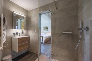 une salle de bain avec douche et lavabo dans l'établissement Chalet La Vue, pet friendly 10 pers, amazing view, à Nendaz