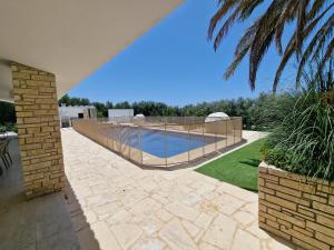 una piscina en un patio trasero con una valla alrededor en Luxury 6 bedrooms villa in Cyprus, en Paphos