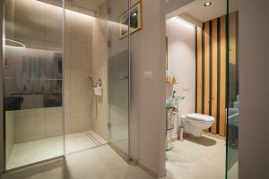 uma casa de banho com um chuveiro e um WC. em i3 Boutique Apart em Bacău