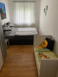 mały pokój z dwoma łóżkami i oknem w obiekcie Appartement Top 7 w Linzu