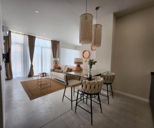 a living room with a table and a couch at MD Pare Presentat in Valencia