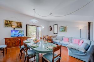 Χώρος καθιστικού στο Villa Breezy Way - Among Greenery - Happy Rentals