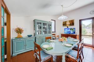 Μια τηλεόραση ή/και κέντρο ψυχαγωγίας στο Villa Breezy Way - Among Greenery - Happy Rentals