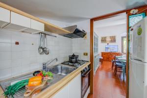 Η κουζίνα ή μικρή κουζίνα στο Villa Breezy Way - Among Greenery - Happy Rentals