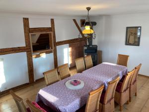 uma sala de jantar com mesa e cadeiras em Fewo Niedere Mühlwiese em Grosschönau