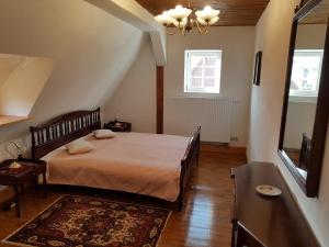 um quarto com uma cama grande num quarto em Fewo Niedere Mühlwiese em Grosschönau
