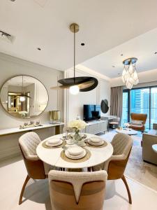 a dining room and living room with a table and chairs at Luxurious one-bedroom very close to Dubai Mall in Dubai