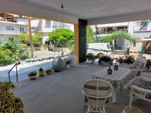 eine Terrasse mit einem Tisch und Stühlen in einem Gebäude in der Unterkunft Oranje Guesthouse in Itea