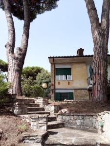 a house with trees in front of it at Casa Felci in Tirrenia