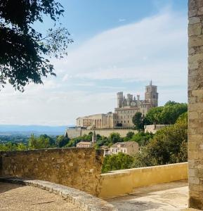 uma vista para um castelo a partir de uma parede em L'Atelier em Béziers