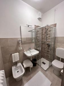 Koupelna v ubytování Hotel Colonna + 8 fotografií