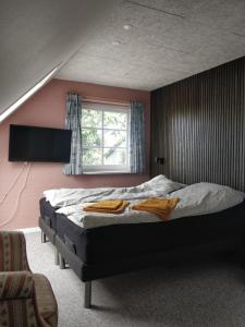 um quarto com uma cama e uma janela em Kristinebjerg em Jelling