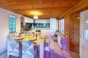 une cuisine avec une table et des chaises dans une pièce dans l'établissement Apartment with Garden & terrasse very quiet, à Thonon-les-Bains