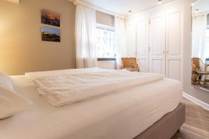 ヴェニングシュテットにあるAm Heidepark, App 3 Dのベッドルーム1室(白い大型ベッド1台付)