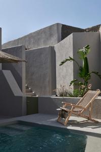 Piscina de la sau aproape de Aeon Suites - Adults Only