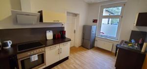 uma cozinha com um fogão e um frigorífico em VILLA LINDENECK ECONOMY em Bernburg