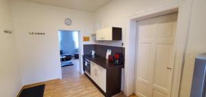 um quarto com uma cozinha com um balcão e uma porta em VILLA LINDENECK ECONOMY em Bernburg