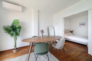 - une salle à manger avec une table, des chaises et un lit dans l'établissement Proche Monaco, vue mer et accès à la plage, à Saint-Antoine