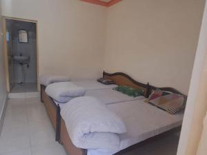 Кровать или кровати в номере Shivalik Guest House by StayApart +7 фотографий