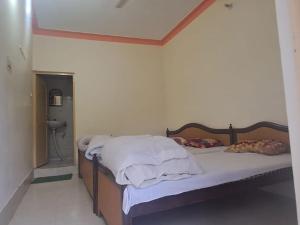 Кровать или кровати в номере Shivalik Guest House by StayApart