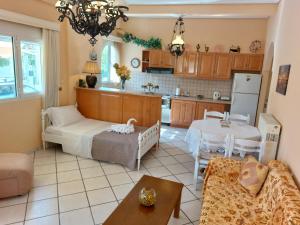 a kitchen and living room with a bed and a table at Oranje Guesthouse in Itea