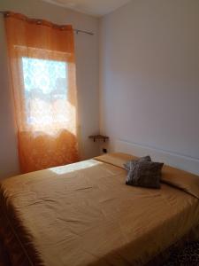 een slaapkamer met een bed met een kussen erop bij Casa Circe in San Felice Circeo
