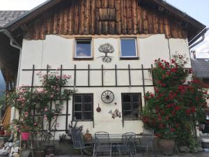 a house with flowers in front of it at Wengerwirt - die Laube in Weng im Gesäuse