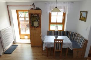 ein Esszimmer mit einem Tisch und einem Sofa in der Unterkunft Alla in Kittsee