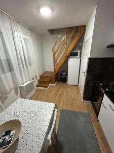 una pequeña cocina con escalera en una habitación en Privatni Smještaj Harmony, en Osijek