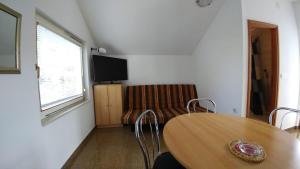 TV a/nebo společenská místnost v ubytování Vodice, apartmani Buntić