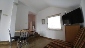 TV a/nebo společenská místnost v ubytování Vodice, apartmani Buntić