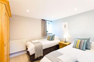 バクストンにあるApplegarthのベッド2台と窓のある寝室