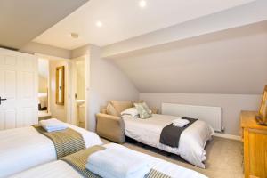 バクストンにあるApplegarthのベッド2台とソファのある寝室 +4枚の写真