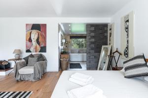 Ruang duduk di Private & comfortable stone villa with pool