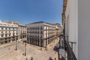 uma vista panorâmica de uma rua da cidade com edifícios em BNBHolder Apartamentos en Sol Deluxe 3 em Madrid