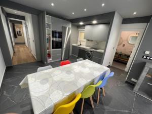 a kitchen with a white table and chairs at Apartamento TROMPETA !!PARKING PRIVADO GRATUITO!! in Logroño