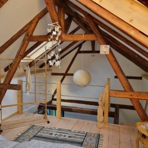 een kamer met houten balken en een plafond bij Ankommen, Wohlfühlen und die Natur genießen in Lichtenhain