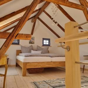 een slaapkamer met een bed op zolder bij Ankommen, Wohlfühlen und die Natur genießen in Lichtenhain